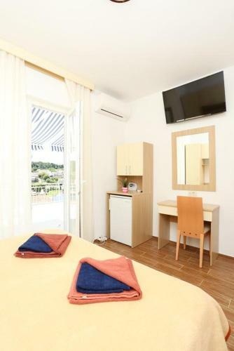 Hostal Double Room Lumbarda 9305d