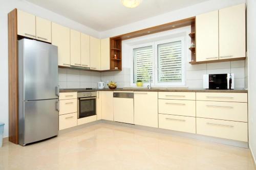 Apartment Lumbarda 9300a