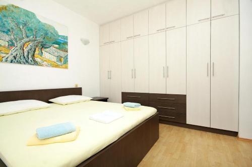 Apartment Lumbarda 9300a