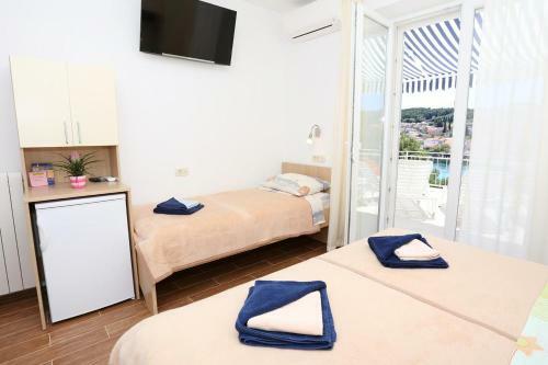 Hostal Triple Room Lumbarda 9305a