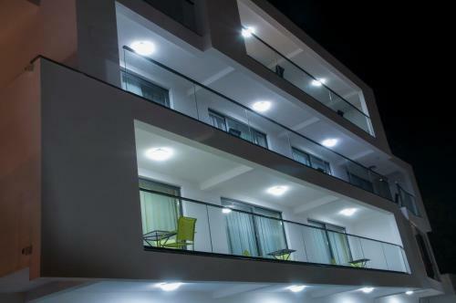 Whitehouse Apartments