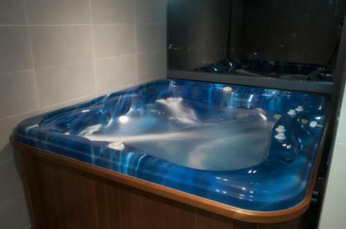Whitehouse Apartments