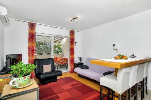 Apartment In Quiet Area Mamrsa