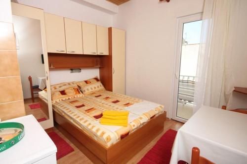 Apartments With A Parking Space Makarska - 2599