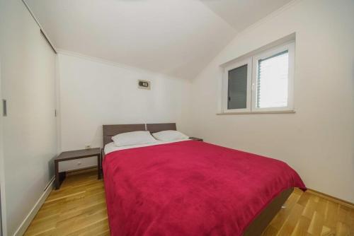 Apartments With A Parking Space Makarska - 15705