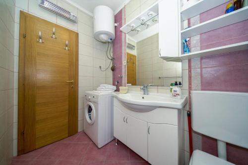 Apartments With A Parking Space Makarska - 15705