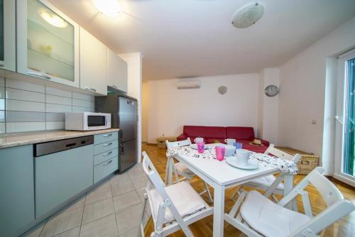 Apartments With A Parking Space Makarska - 15705