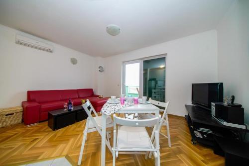 Apartments With A Parking Space Makarska - 15705