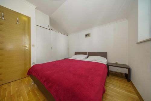 Apartments With A Parking Space Makarska - 15705