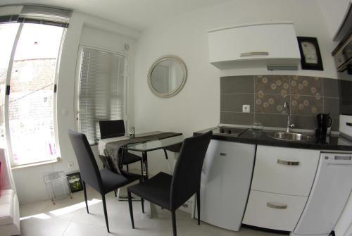 Apartments With A Parking Space Makarska - 12063