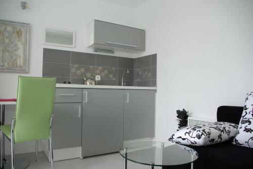 Apartments With A Parking Space Makarska - 12063