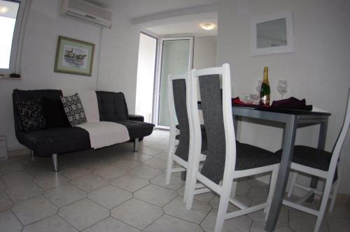 Apartments With A Parking Space Makarska - 12063