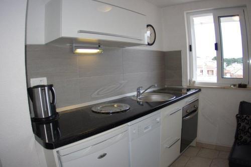 Apartments With A Parking Space Makarska - 12063