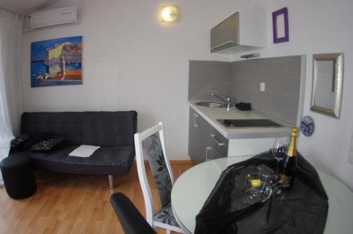 Apartments With A Parking Space Makarska - 12063