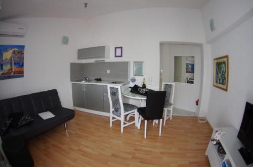 Apartments With A Parking Space Makarska - 12063