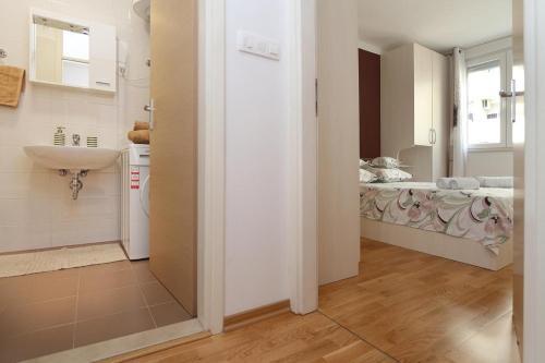 Apartments With A Parking Space Makarska - 13871