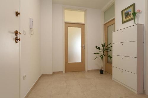 Apartments With A Parking Space Makarska - 13871