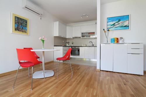 Apartments With A Parking Space Makarska - 13871