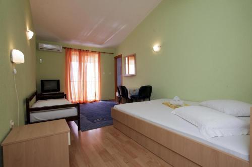 Apartments With A Parking Space Makarska - 16161