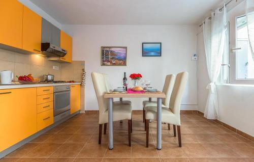 Apartments With A Parking Space Makarska - 12336