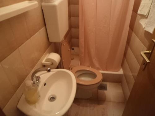 Hostal Apartments And Rooms With Parking Space Makarska - 13979