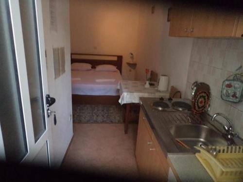 Hostal Apartments And Rooms With Parking Space Makarska - 13979