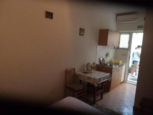 Hostal Apartments And Rooms With Parking Space Makarska - 13979