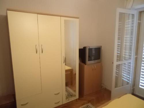 Hostal Apartments And Rooms With Parking Space Makarska - 13979
