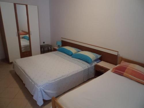 Hostal Apartments And Rooms With Parking Space Makarska - 13979