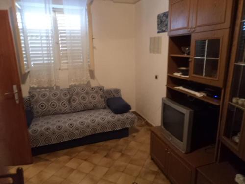 Hostal Apartments And Rooms With Parking Space Makarska - 13979