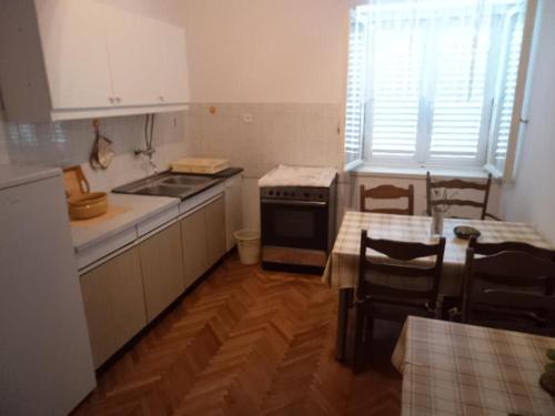 Hostal Apartments And Rooms With Parking Space Makarska - 13979