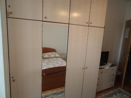 Hostal Apartments And Rooms With Parking Space Makarska - 13979