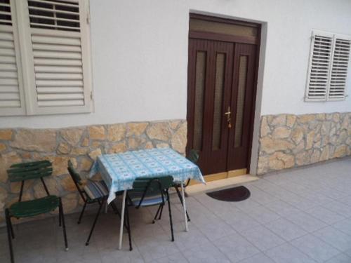 Hostal Apartments And Rooms With Parking Space Makarska - 13979