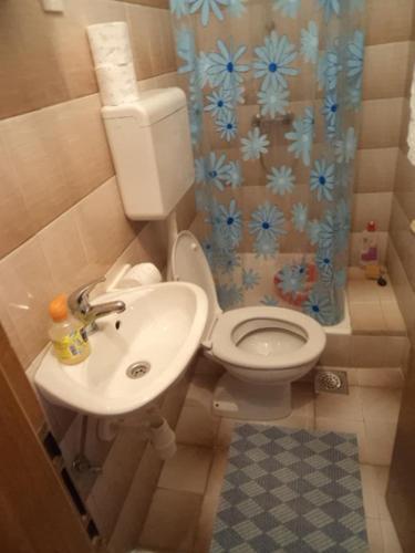 Hostal Apartments And Rooms With Parking Space Makarska - 13979