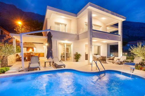 Villa Ctma242/ Modern New Holiday House With Heated Private Pool