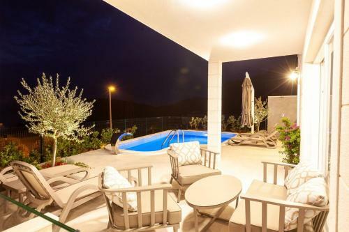 Villa Ctma242/ Modern New Holiday House With Heated Private Pool