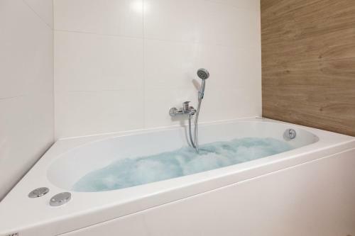 Villa Ctma242/ Modern New Holiday House With Heated Private Pool
