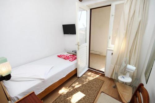 Hostal Apartments And Rooms With Parking Space Makarska - 9128