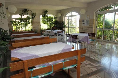 Hostal Apartments And Rooms With Parking Space Makarska - 9128