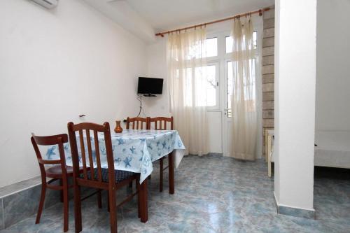 Hostal Apartments And Rooms With Parking Space Makarska - 9128