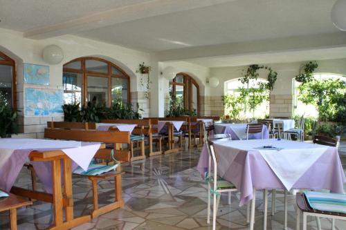 Hostal Apartments And Rooms With Parking Space Makarska - 9128
