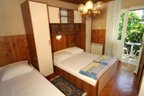 Hostal Apartments And Rooms With Parking Space Makarska - 9128