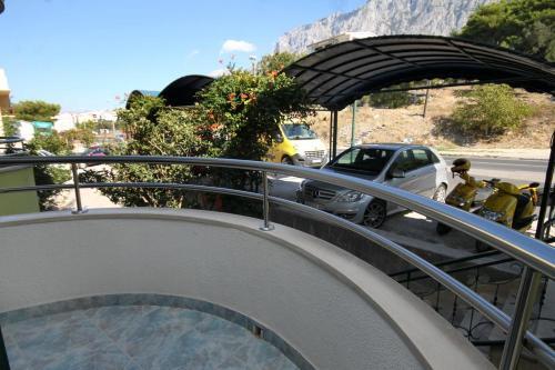 Hostal Apartments And Rooms With Parking Space Makarska - 9128