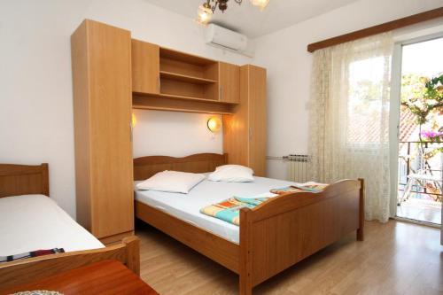 Hostal Apartments And Rooms With Parking Space Makarska - 9128