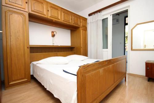 Hostal Apartments And Rooms With Parking Space Makarska - 9128