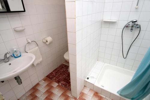 Hostal Apartments And Rooms With Parking Space Makarska - 9128