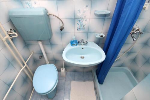 Hostal Apartments And Rooms With Parking Space Makarska - 9128