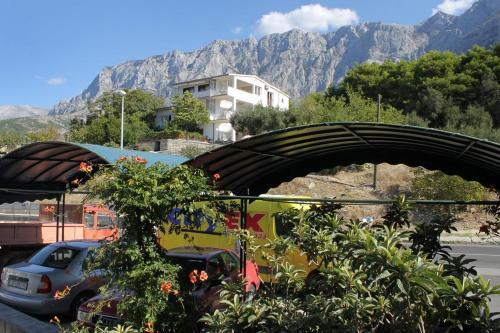 Hostal Apartments And Rooms With Parking Space Makarska - 9128