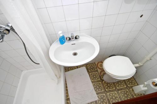 Hostal Apartments And Rooms With Parking Space Makarska - 9128