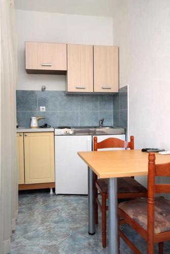 Hostal Apartments And Rooms With Parking Space Makarska - 9128